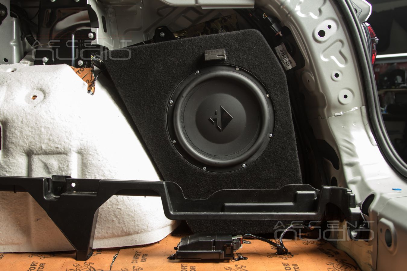 Новый сабвуфер с корпусом, который полностью прячется за обшивкой Monjaro