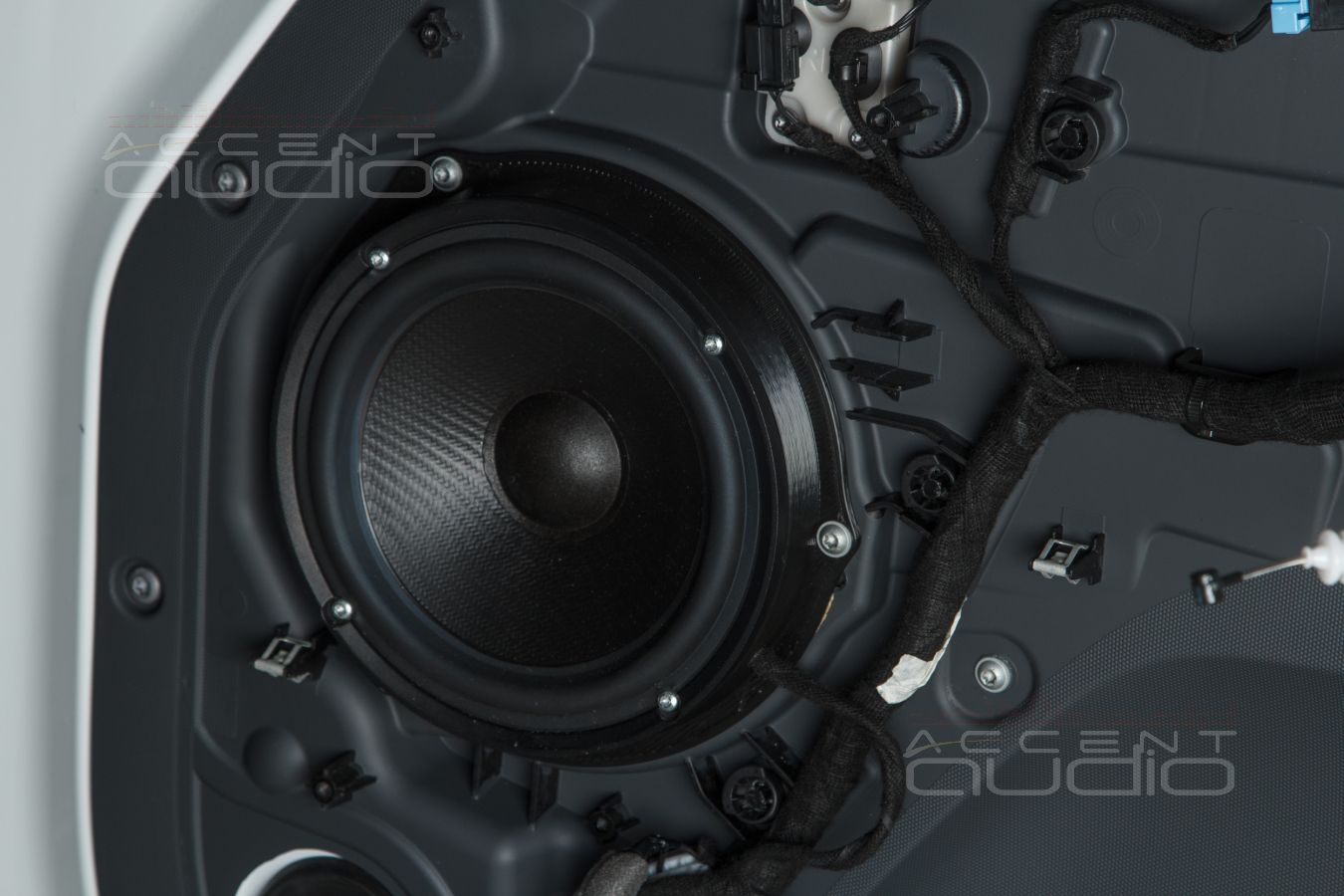 Аудиоподготовка оригинальных дверей Land Rover Defender и установка новых мидбасов SOAudio