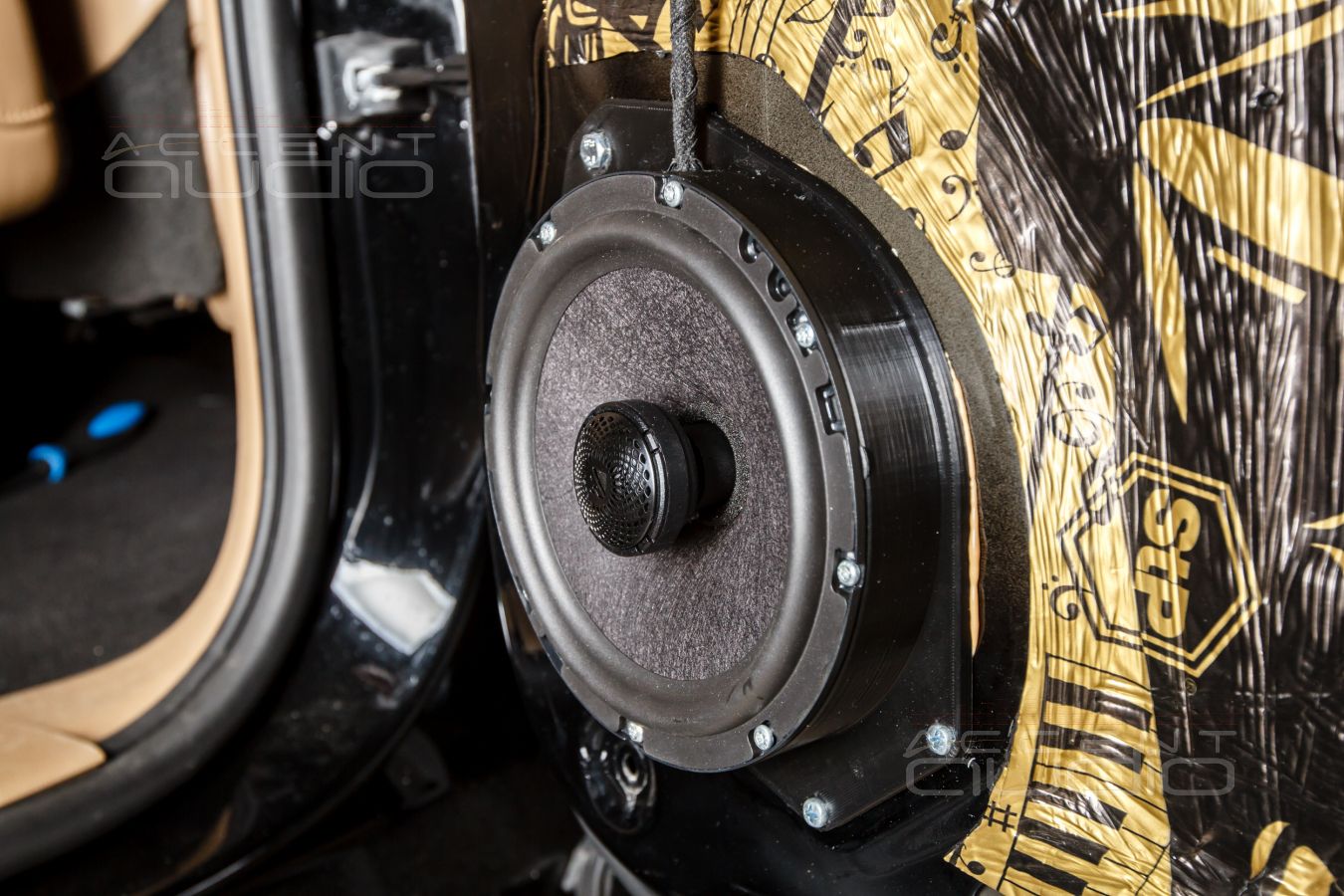 Обычная установка тыловой акустики Helix в Cadillac Escalade