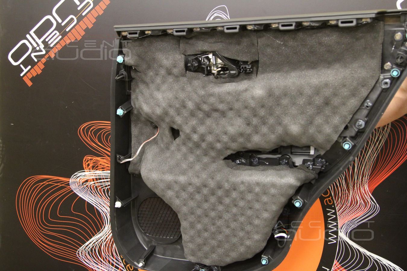 Аудиоподготовка Range Rover Velar, установка мидбасов Focal и великолепный пластик обшивок