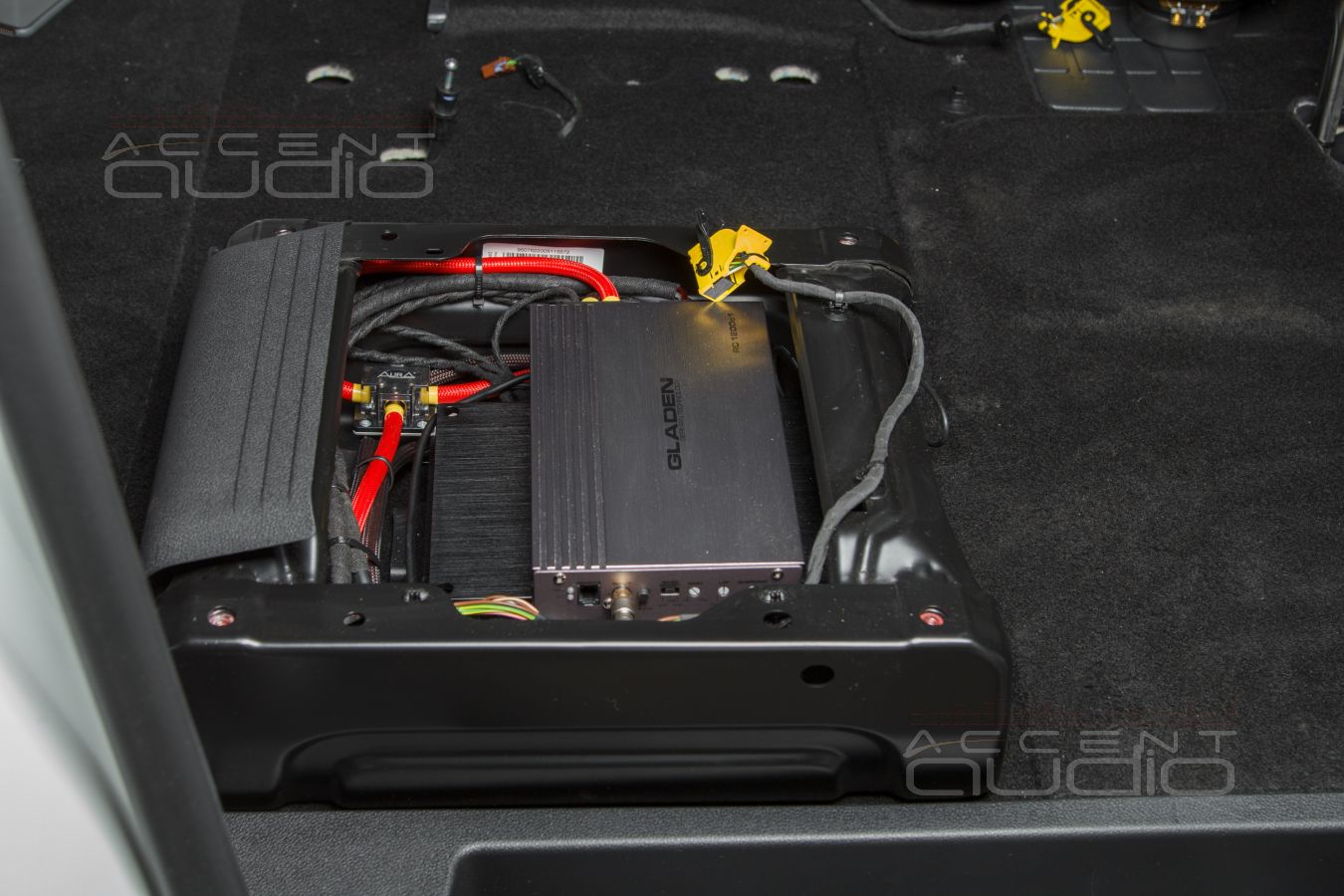 Установка усилителей Helix и Gladen в Opel Zafira Life