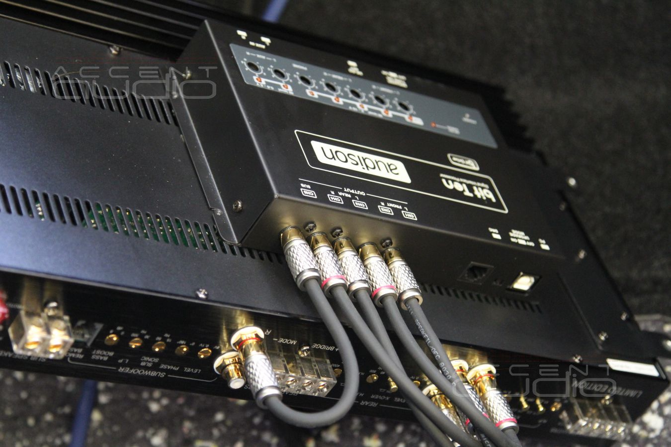 Установка усилителя и аудиопроцессора: второй вариант