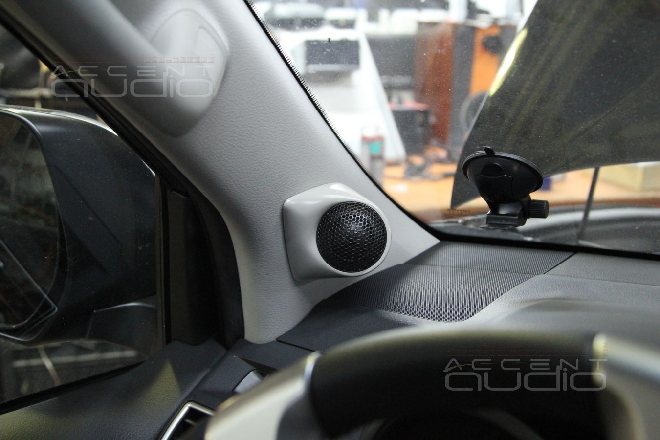 Подиумы под твитеры в Toyota Land Cruiser Prado