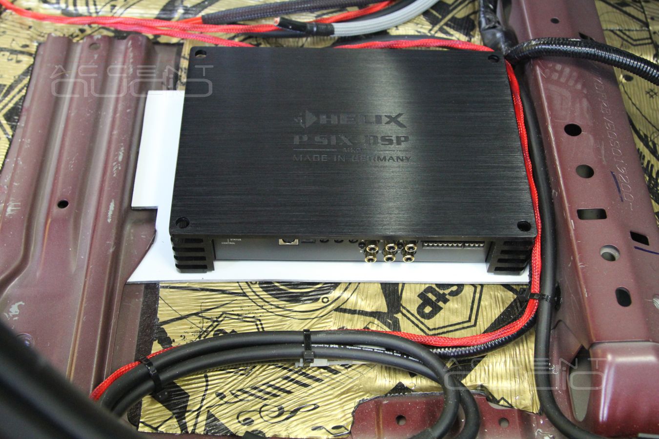 Скрытая установка усилителя Helix Psix и шумоизоляция Toyota Rav4