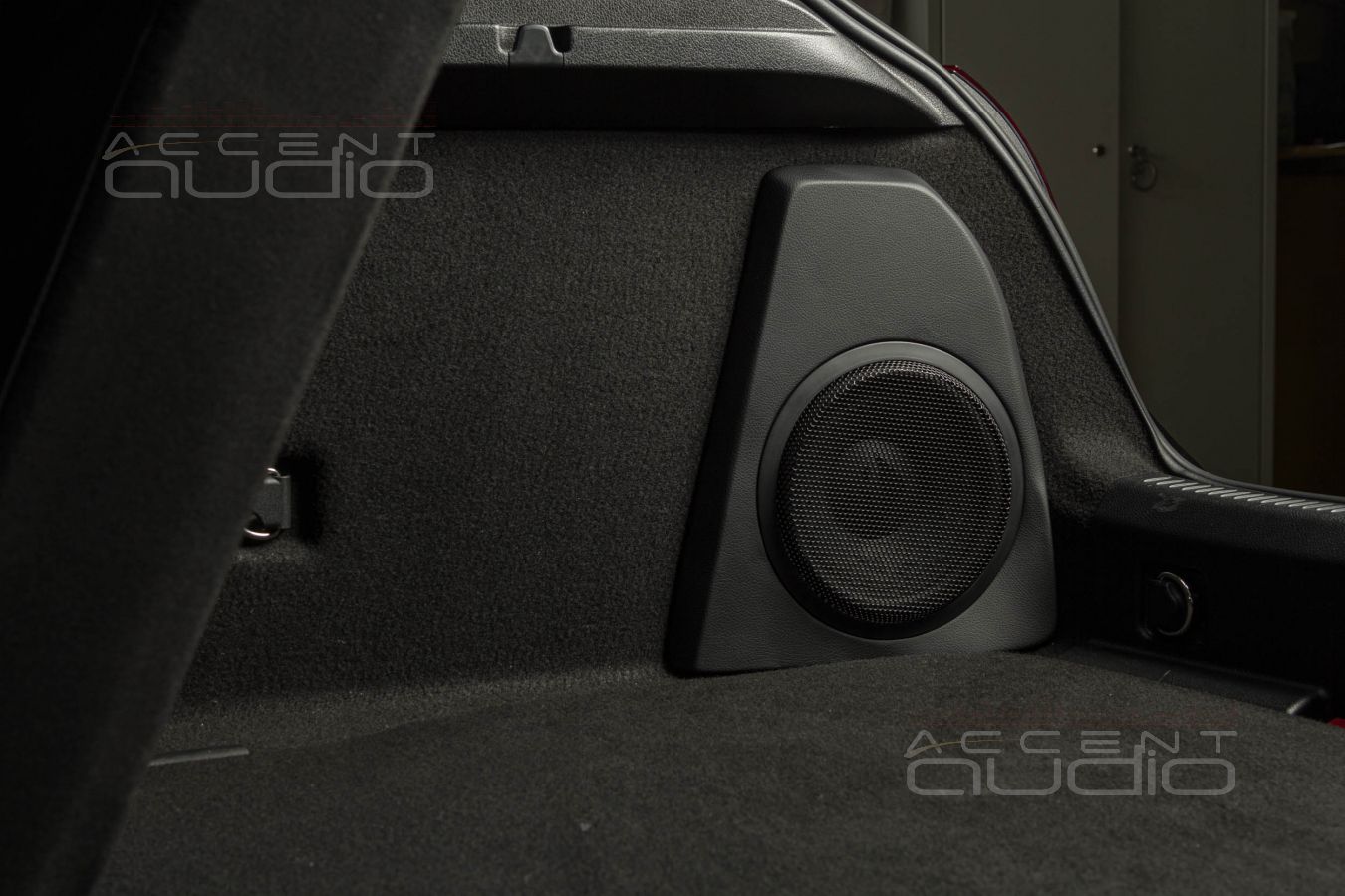 Сабвуфер-стелс: полная интеграция сабвуфера в Mercedes-Benz A-Class AMG