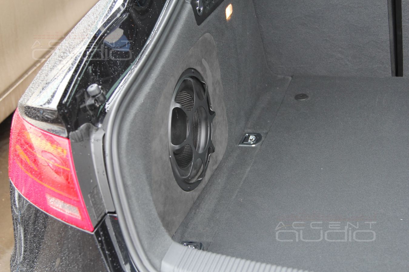 Просто сабвуфер в левом крыле Audi A5 S-Line