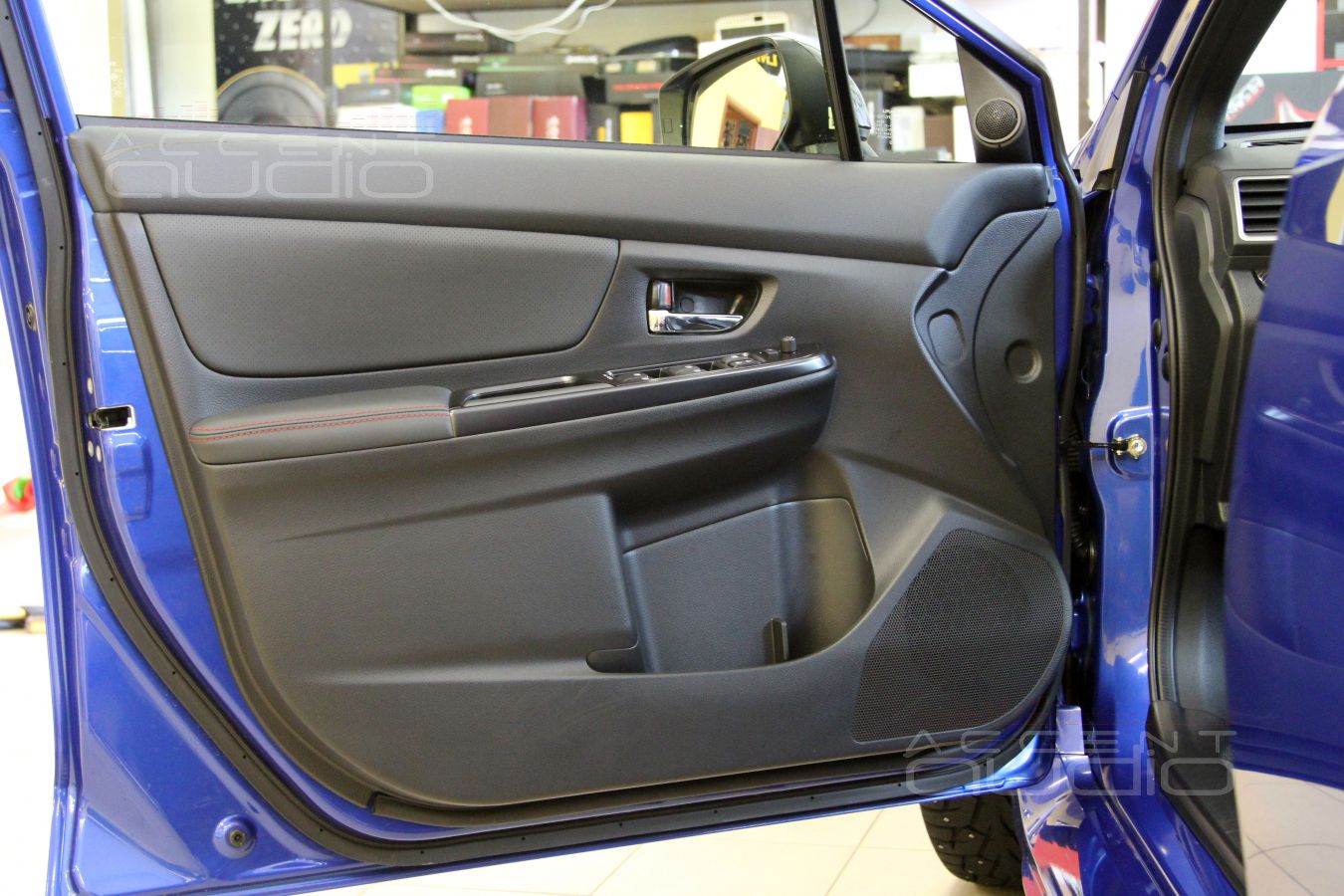 Великолепный Eton RSR в обыкновенных дверях Subaru