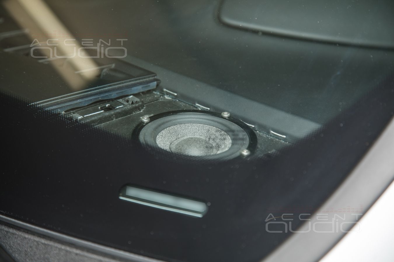 Сложное решение важной задачи: установка среднечастотных динамиков Brax в Porsche Cayenne