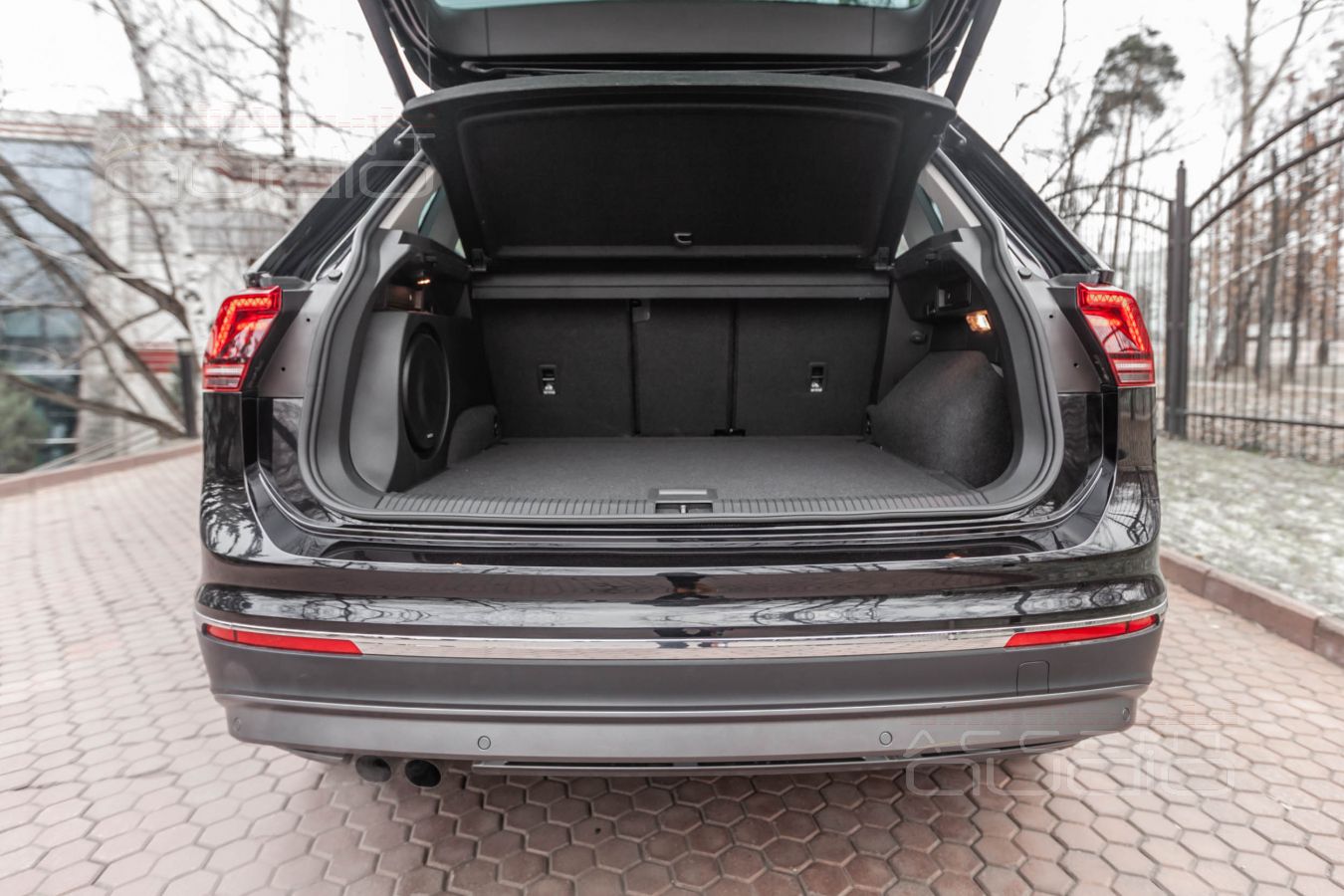 Встроенный сабвуфер-стелс – специально для Tiguan2 и Audison APS