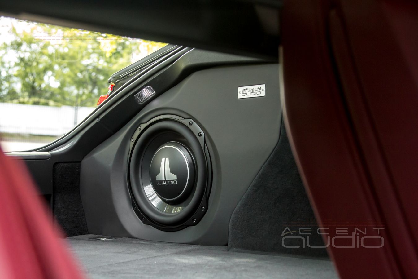 Мучительно-великолепный, злой и суровый сабвуфер-стелс JLAudio для Panamera