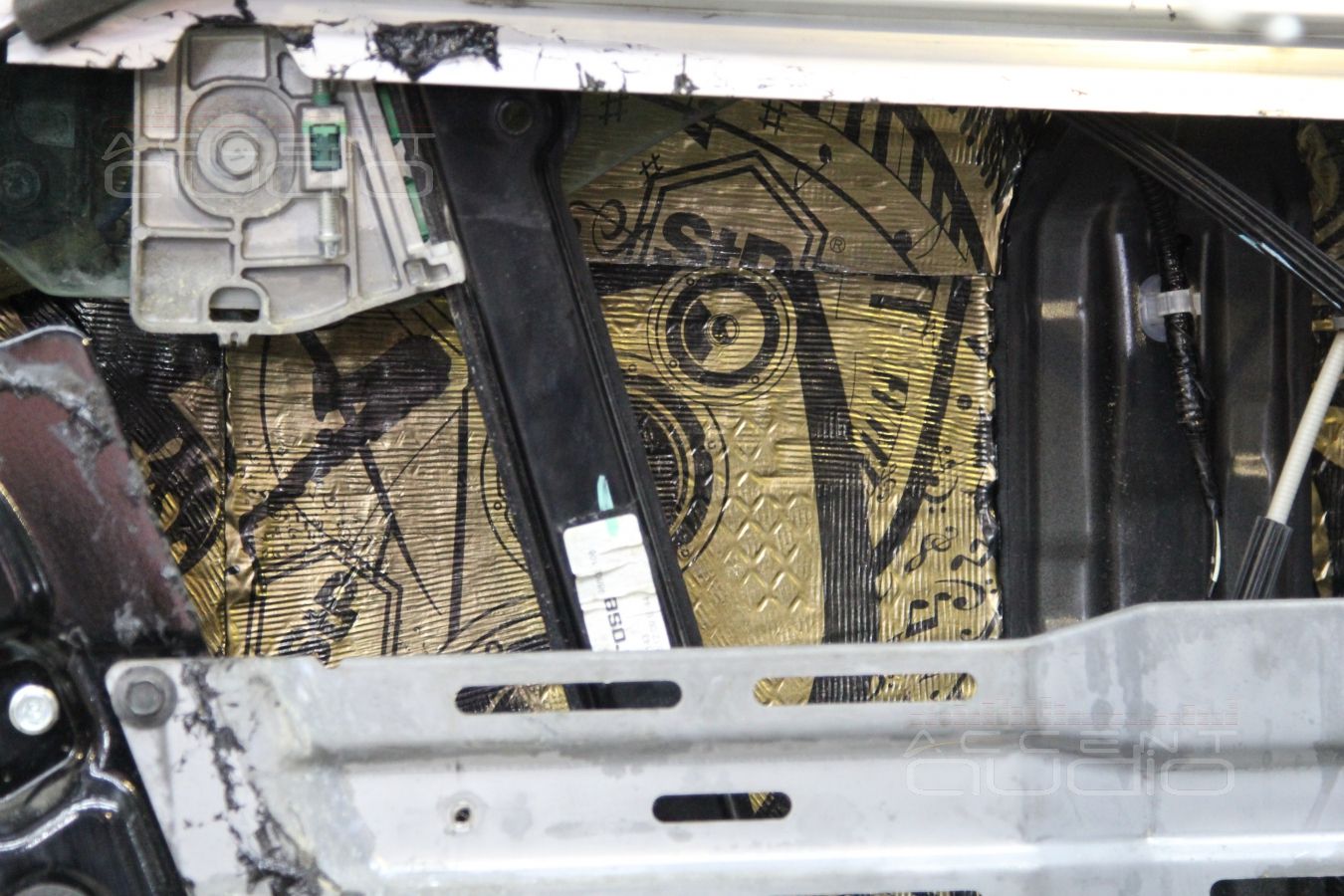 Шумоизоляция пола и багажного отсека Nissan GT-R в 2 слоя