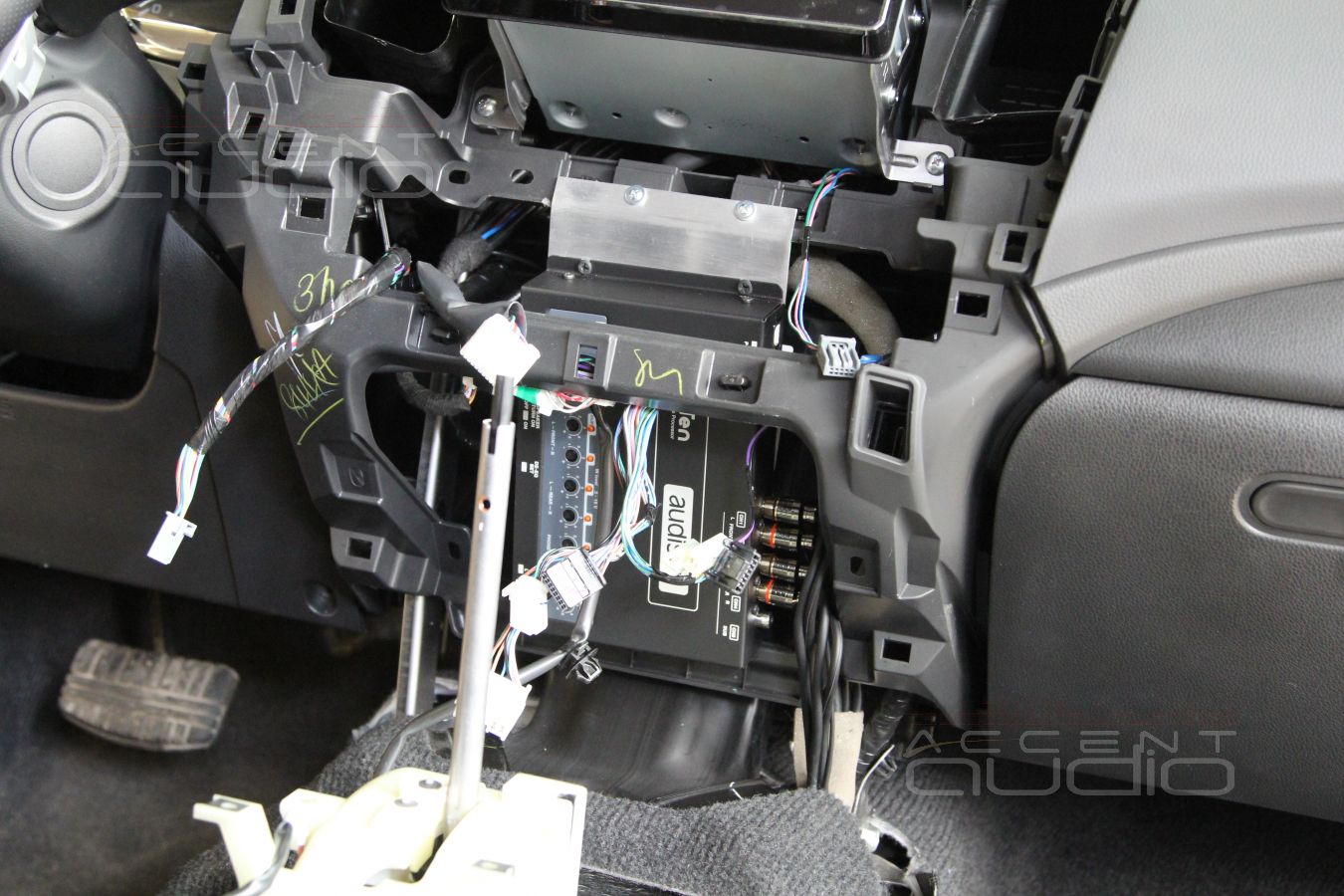 Установка аудиопроцессора Audison Bit Ten