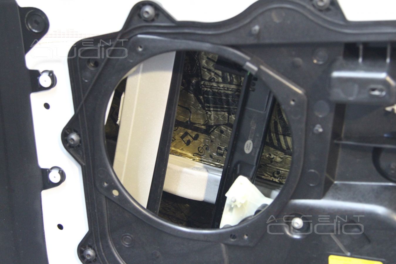 Установка трехполосной акустики Focal в Range Rover Sport