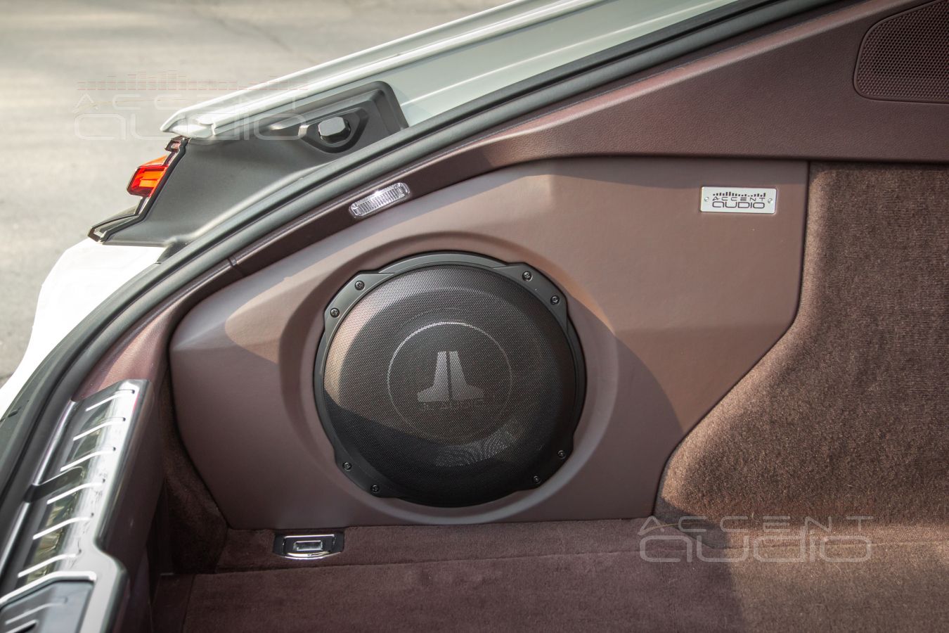 Стильный, адский, трясущий – сабвуфер-стелс JLAudio TW3 для Porsche Panamera