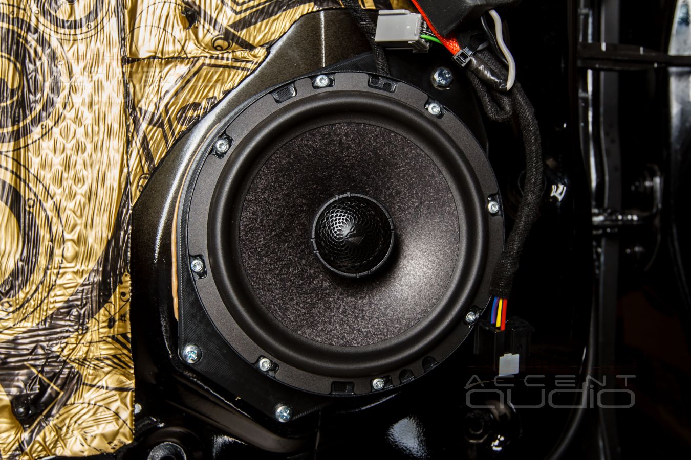 Обычная установка тыловой акустики Helix в Cadillac Escalade