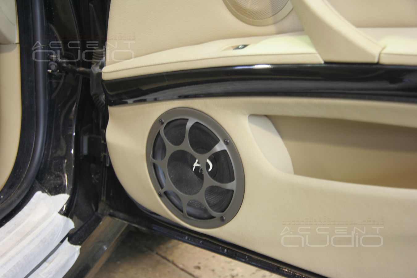 Новый дизайн обшивок и новый мидбас на новом месте