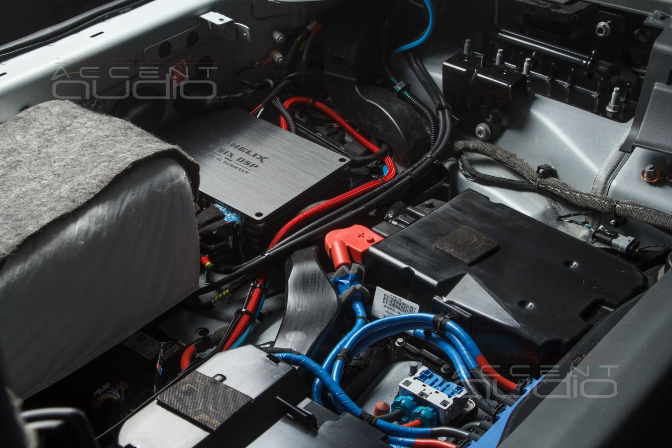 Новый, увеличенный багажный отсек и скрытый монтаж усилителя Helix PSix в Land Rover Defender