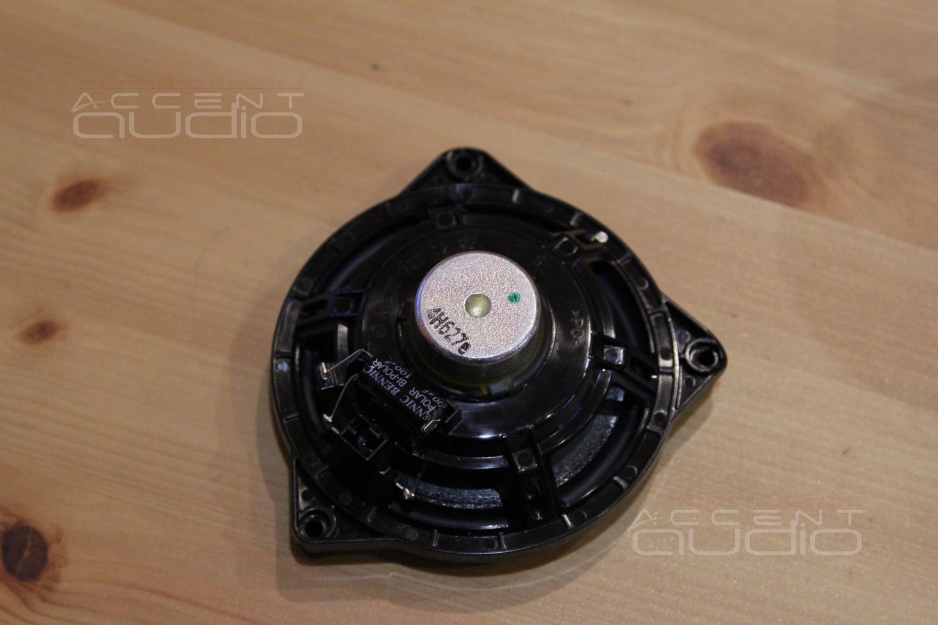 Устройство штатной системы в Mercedes-Benz W205: твитеры и среднечастотники