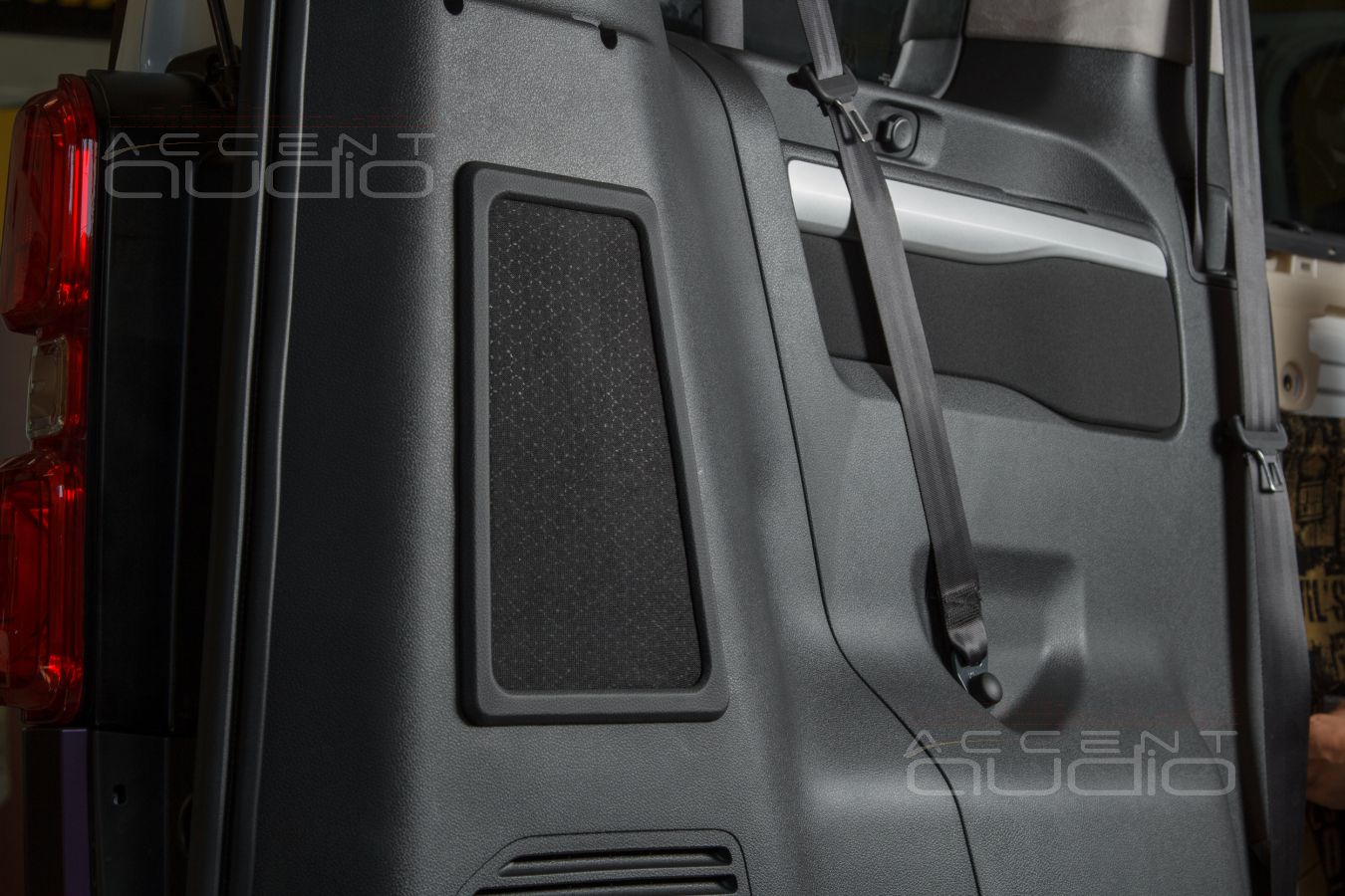 Полностью встроенный сабвуфер-стелс специально для Opel Zafira Life