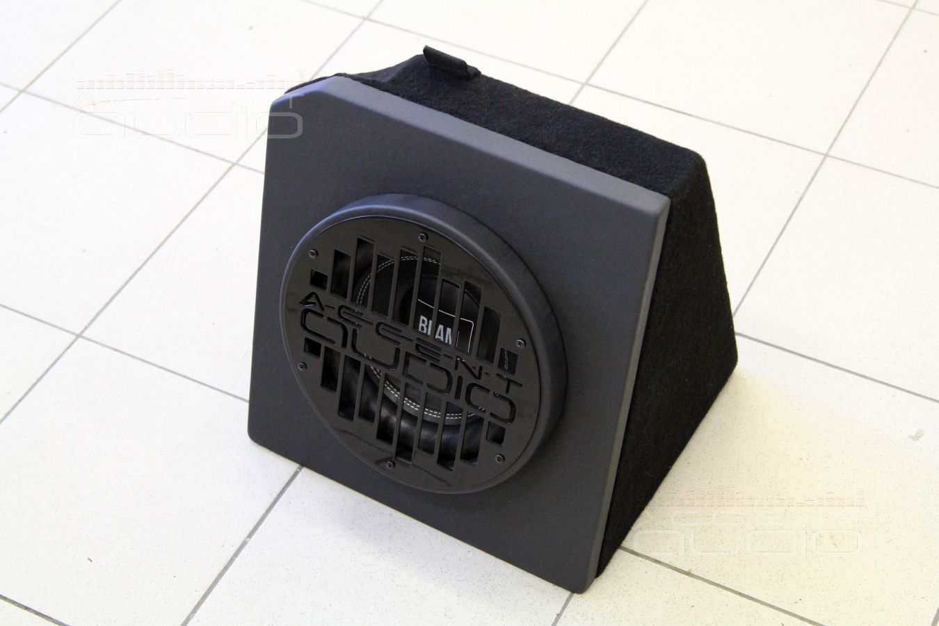 Сабвуфер не стелс, но встроенный