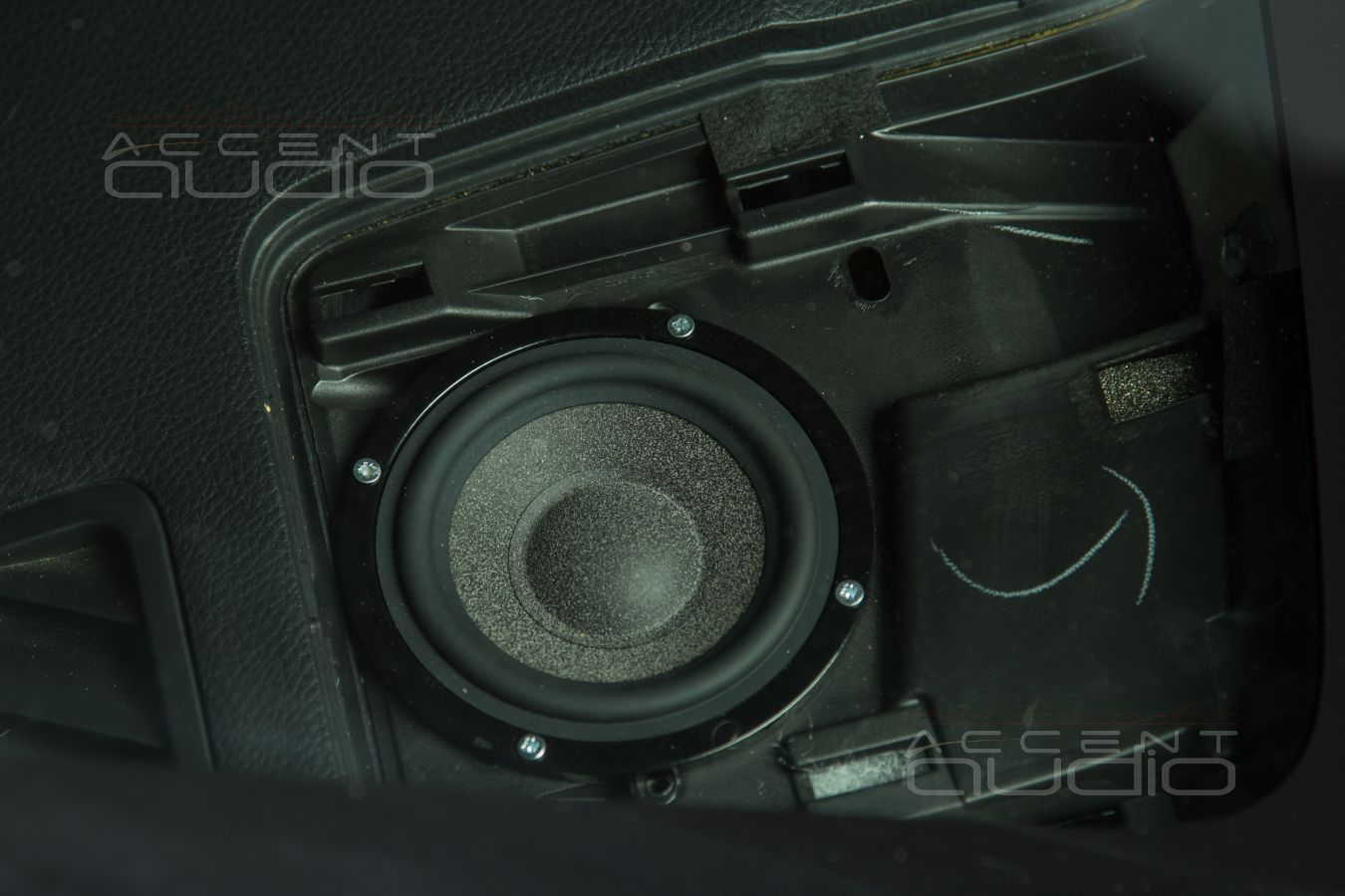 Решение: среднечастотные Brax ML3 в торпеде Subaru WRX