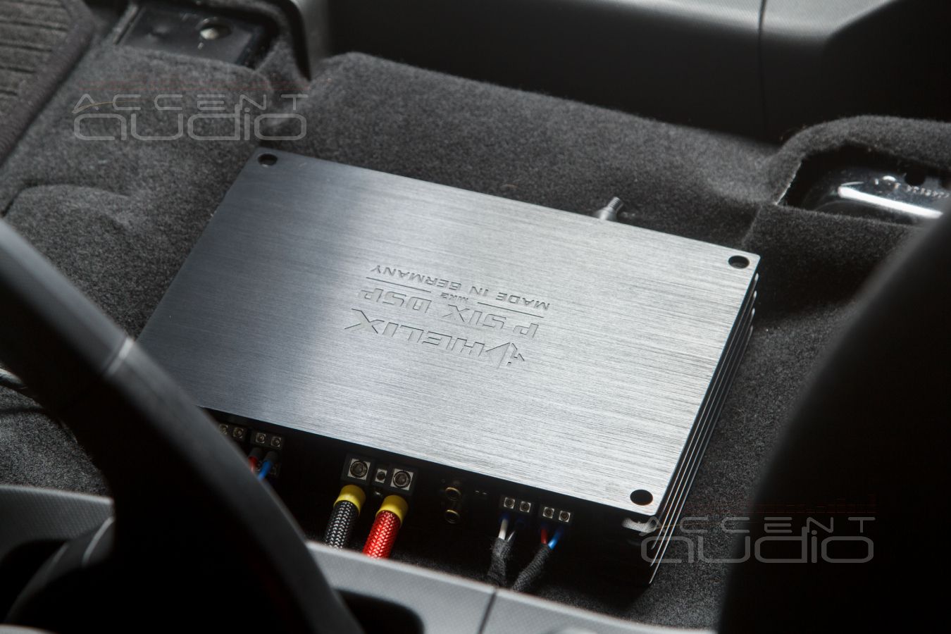 Установка компактного шестиканального усилителя Helix в Smart Fortwo