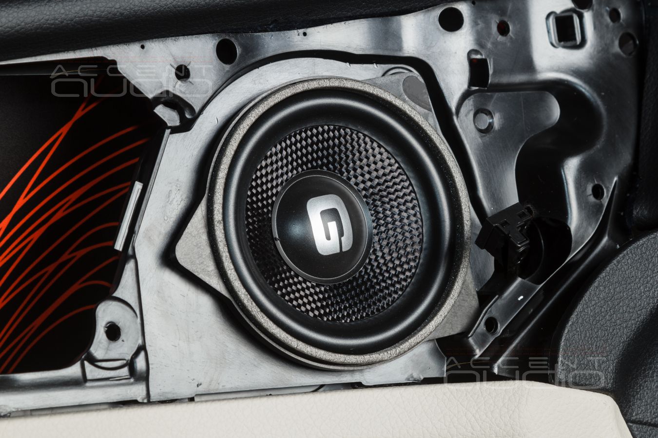 Монтаж акустики Gladen ONE 200.3MB в штатные места MB GLE