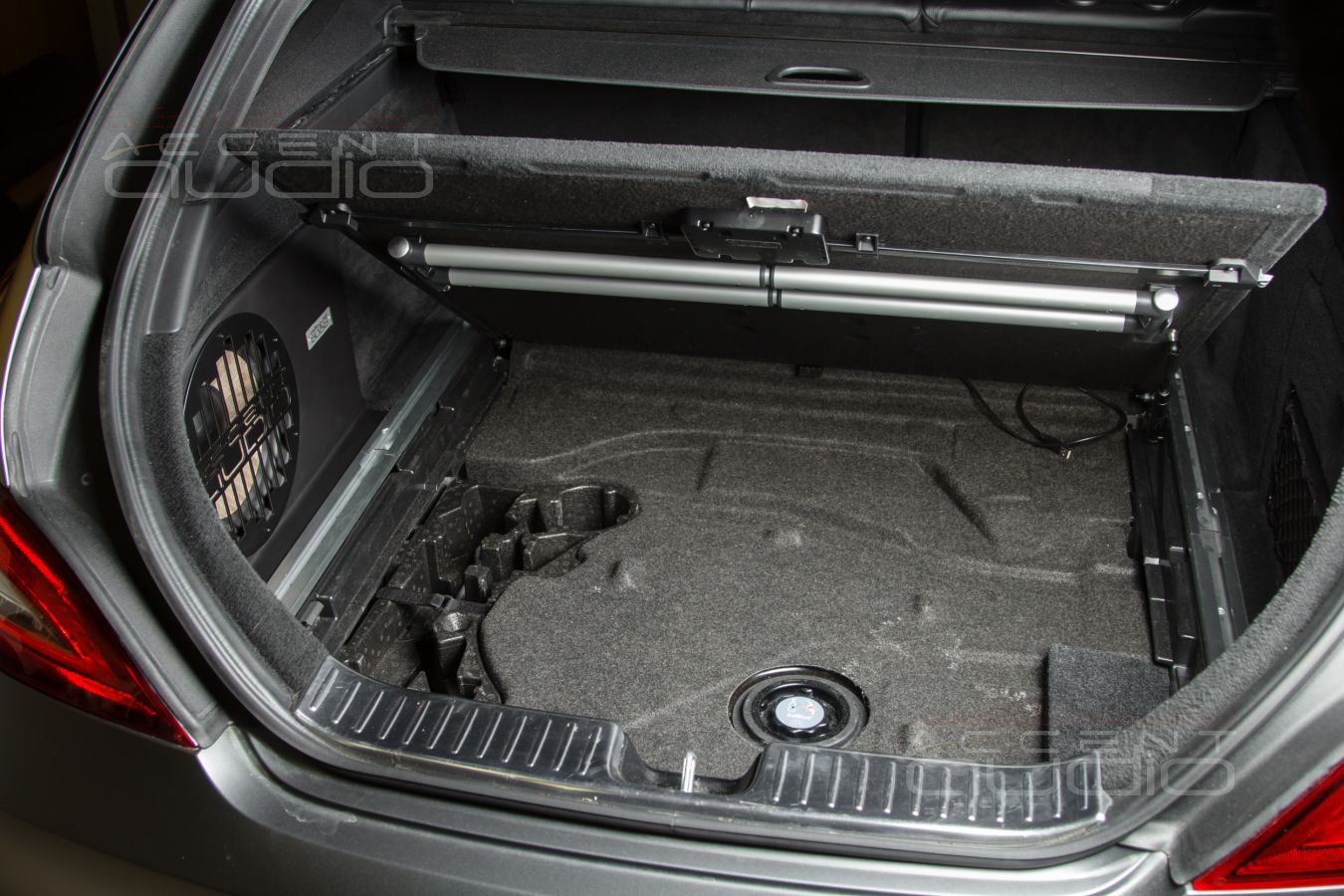 Звук Стиль Бас Focal – фирменный сабвуфер-стелс специально для Mercedes CLS