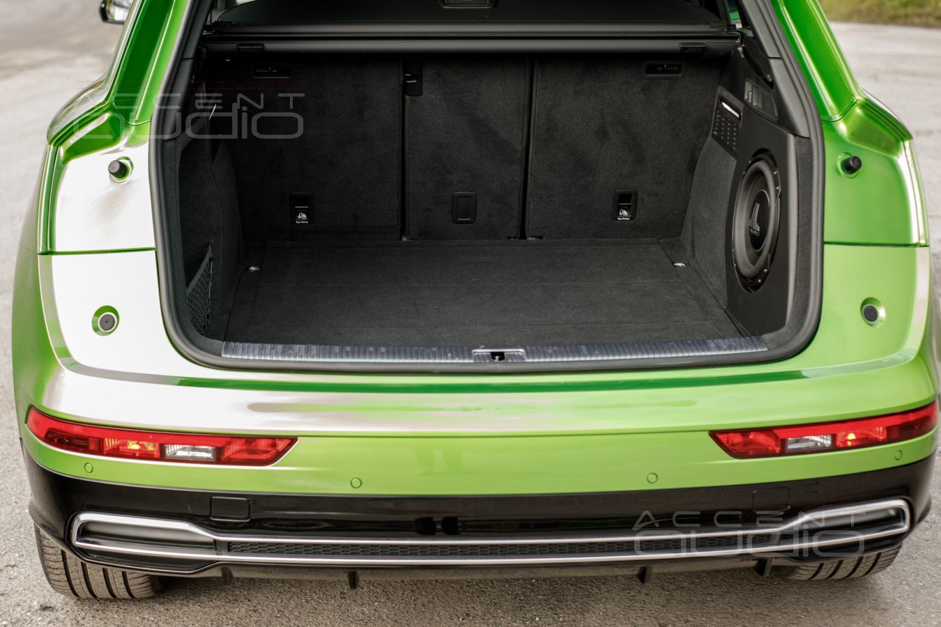 Настоящий американский бас, встроенный в крыло Audi Q5 ll: сабвуфер-стелс от Accent-Audio