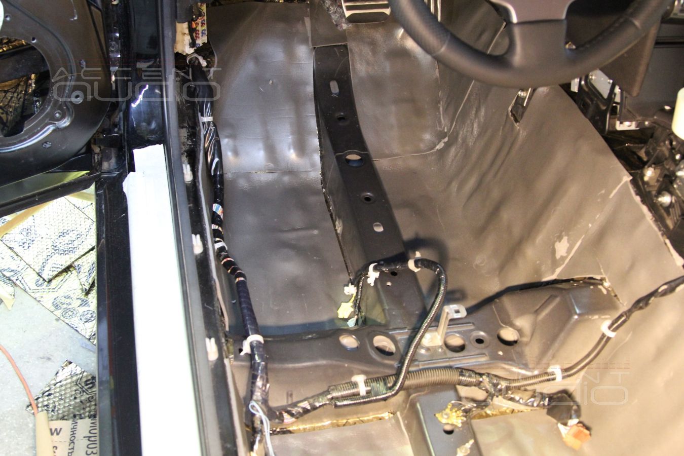 Шумоизоляция пола и багажного отсека Nissan GT-R в 2 слоя