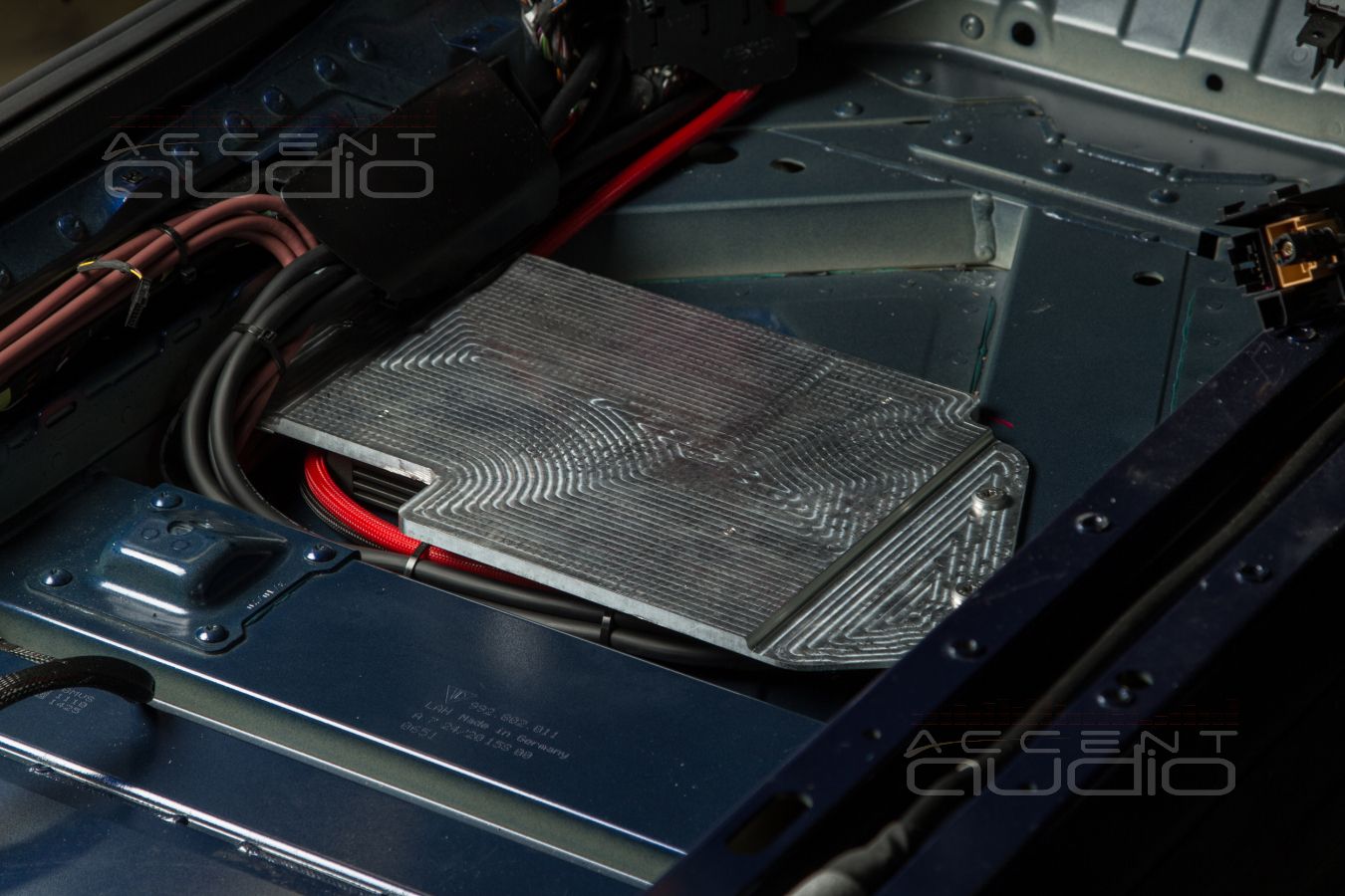 Штатный, заводской монтаж новых усилителей Helix в Porsche Carrera 911 S