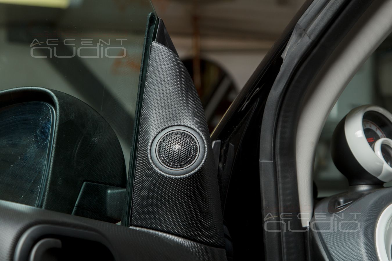 Штатные подиумы для твитеров SOAudio в Smart Fortwo