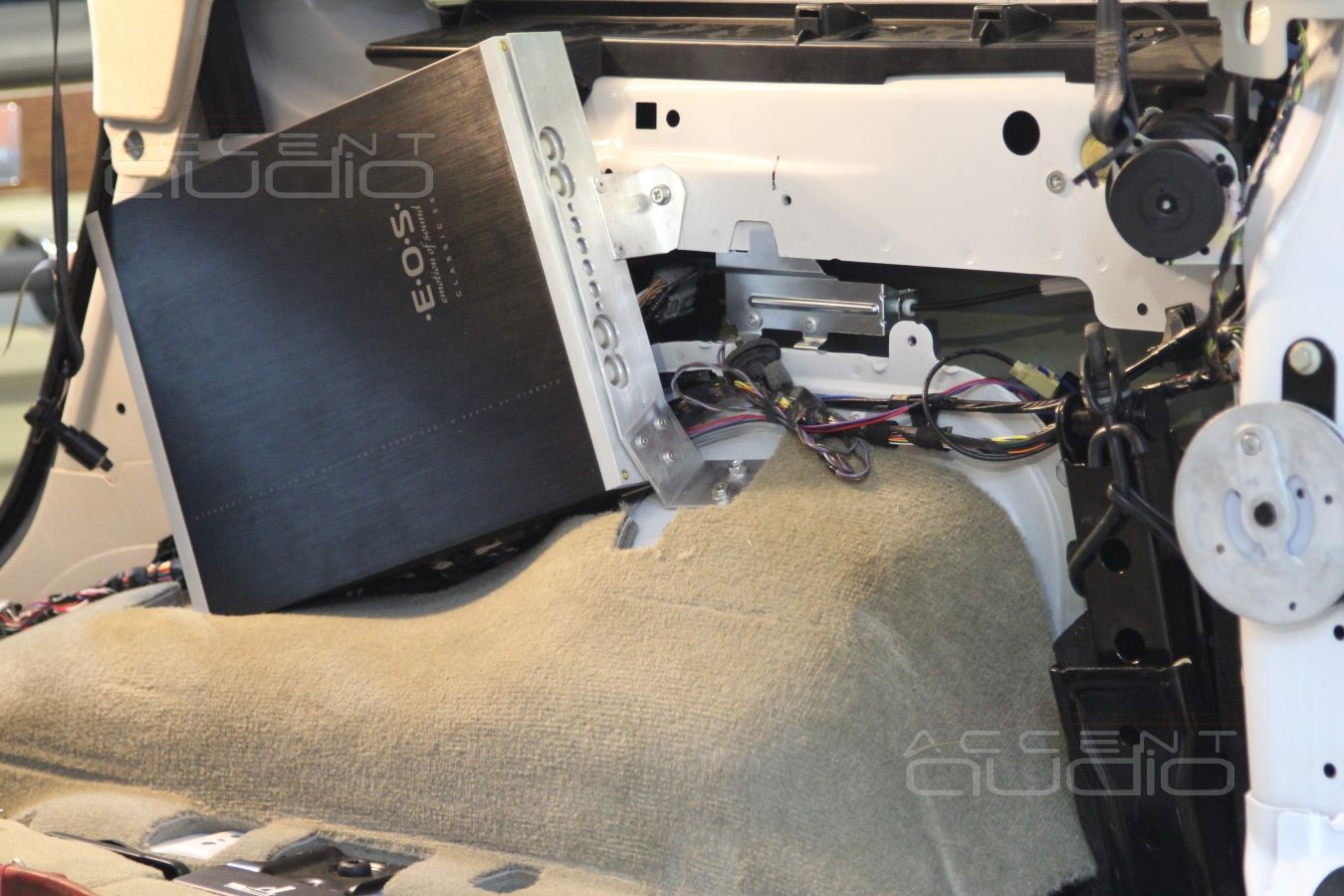 Установка усилителей E.O.S в Range Rover Discovery