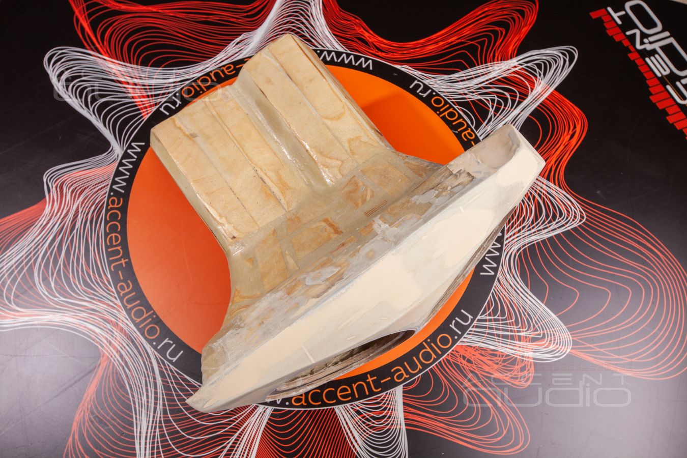 Сдвоенный сабвуфер-стелс для Audi Q8 – оригинальное и лучшее решение