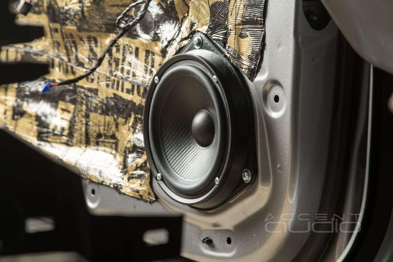 Установка мидбасов SOAudio SO165\38 и аудиоподготовка дверей Monjaro