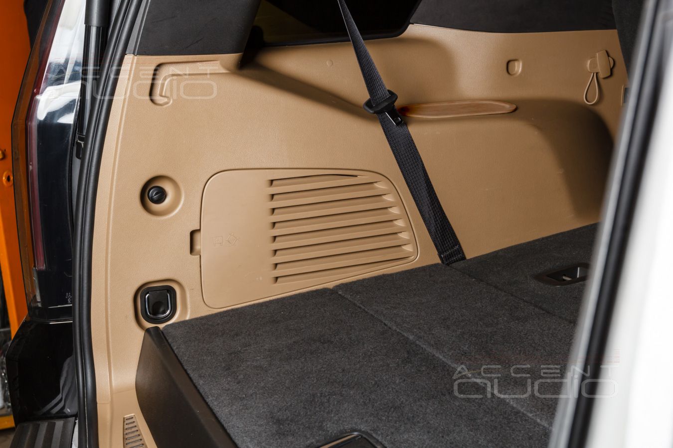 Действительно сложно, действительно сабвуфер, действительно полная интеграция: Dego в Escalade