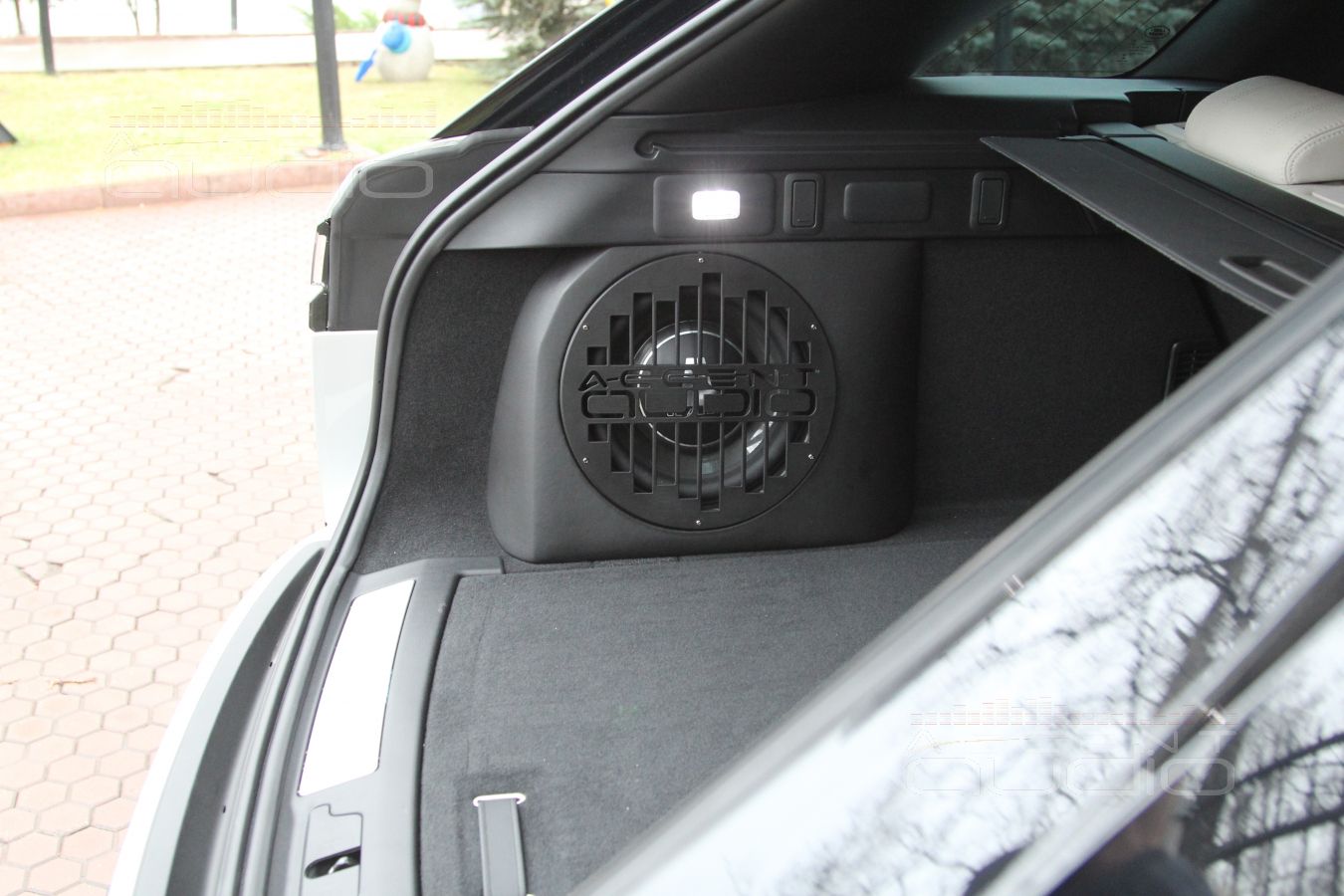 Встроенный сабвуфер-стелс специально для Range Rover Velar и головка JLAudio 10TW3-D4