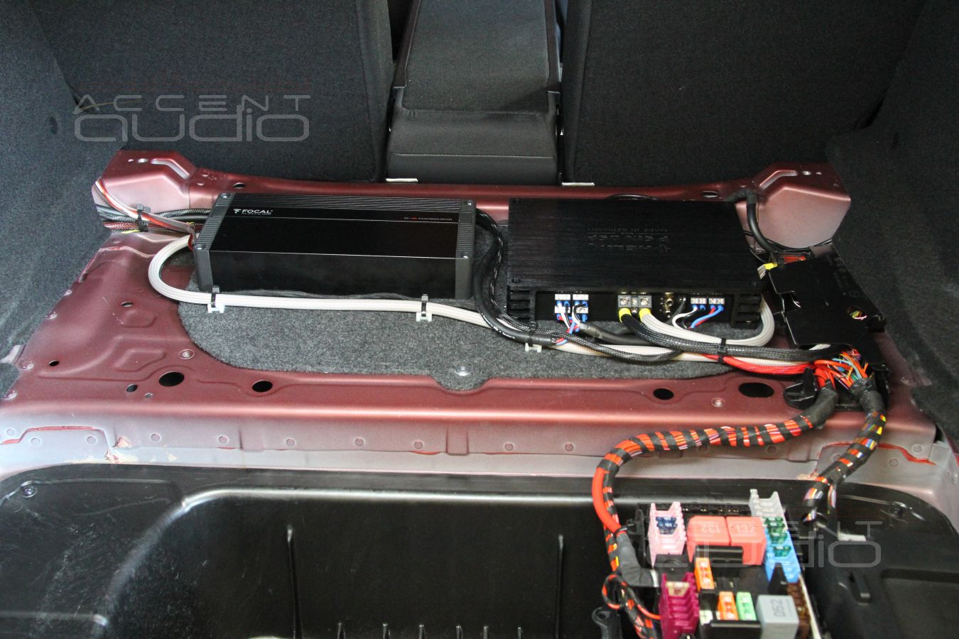 Установка усилителей Helix и Focal в новый C-класс