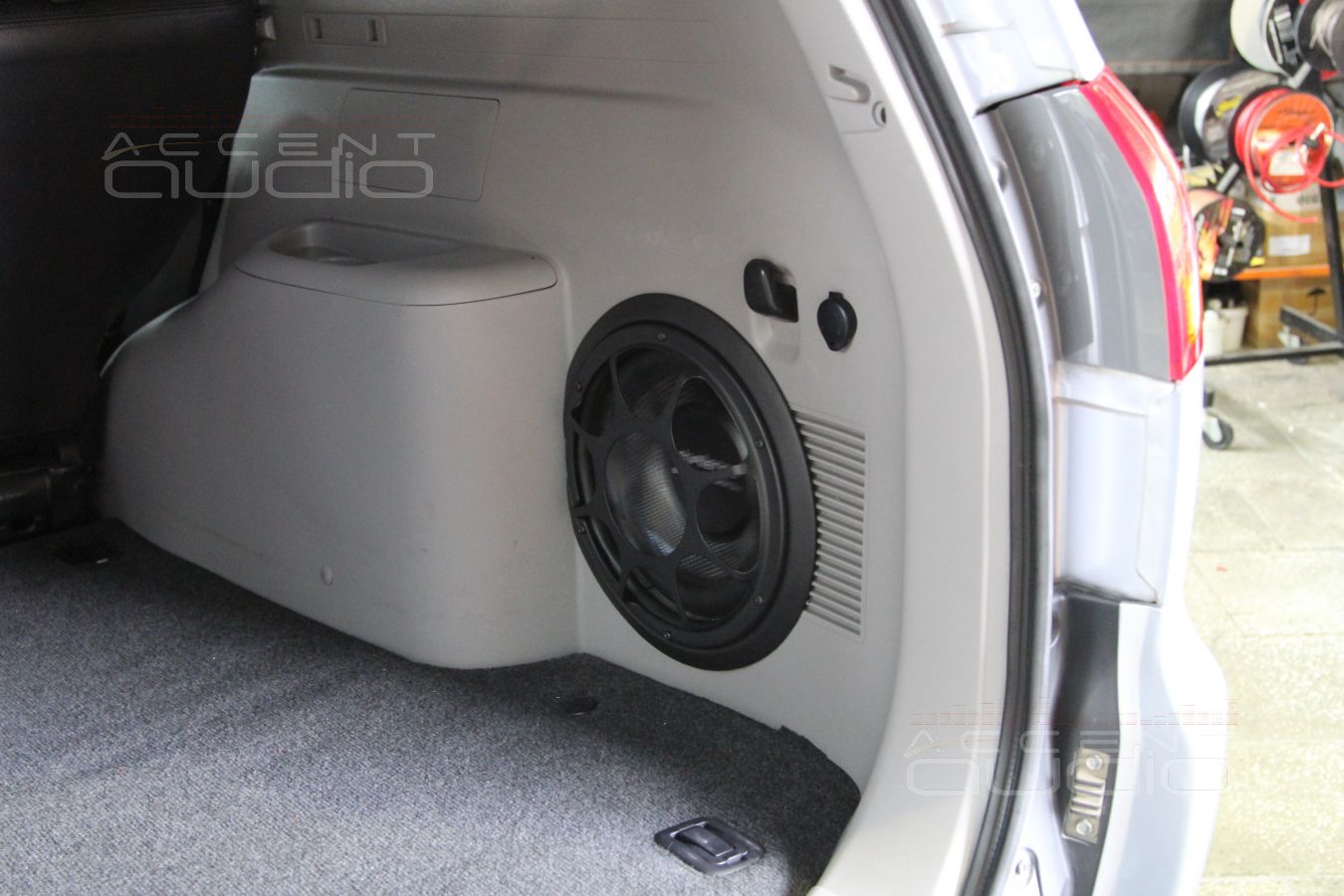 Сабвуфер, встроенный в крыло Mitsubishi Pajero Sport 2013