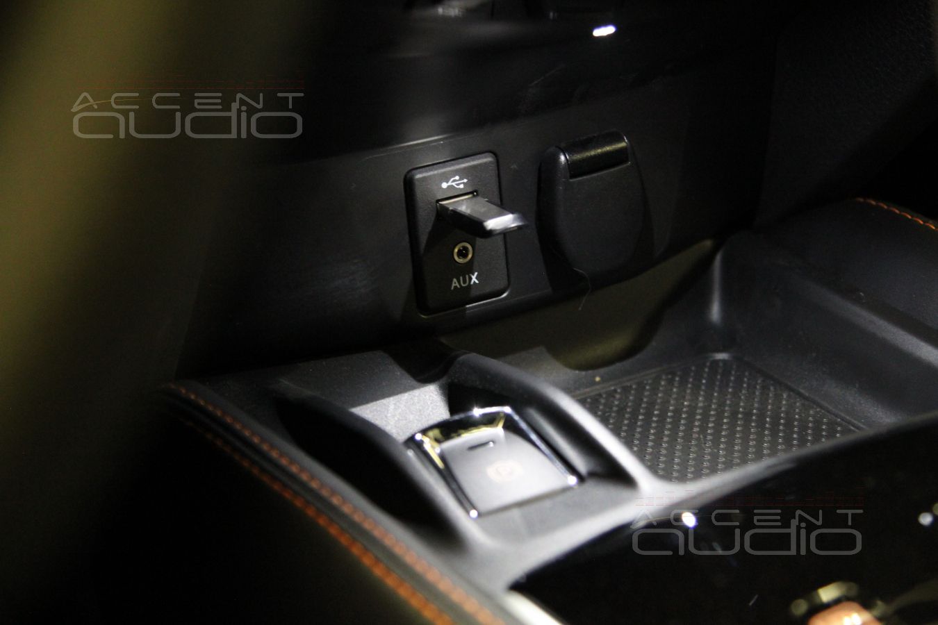 Дополнительный свет в пространство перед ручкой КПП Nissan Qashqai.