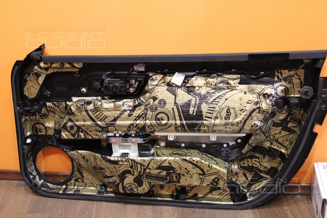 Процесс установки новой акустической системы Ford Mustang