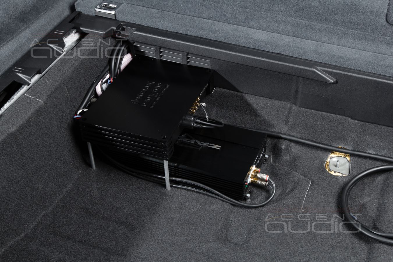 Штатная установка нового усилителей Helix и Zapco в Porsche Cayenne Coupe