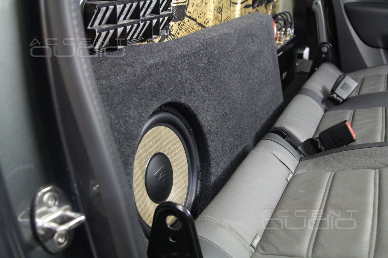 Сабвуфер-стелс для VW Amarok: Focal P25FS в корпусе SuperSlim