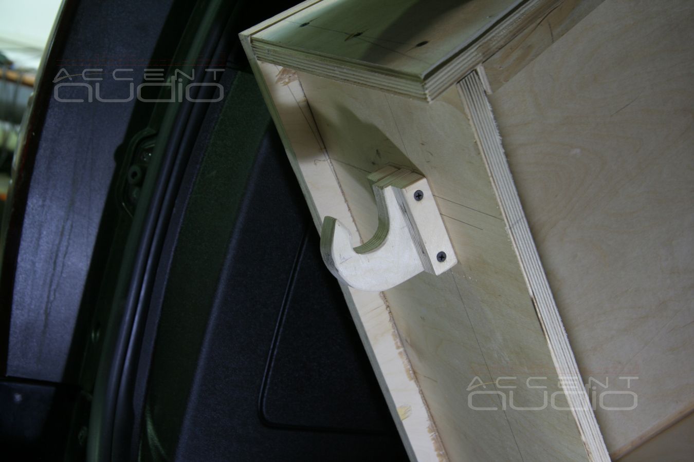 Съемный сабвуфер-стелс Boston в Chevrolet Tahoe