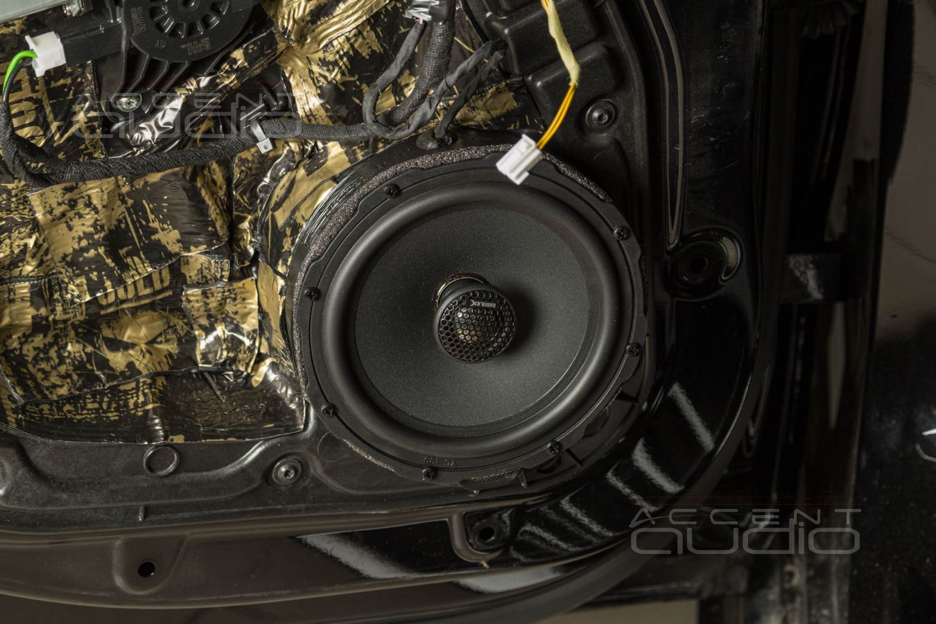 Тыловая акустика в Mercedes-Benz A 45 штатно – для плотной электроники и объема