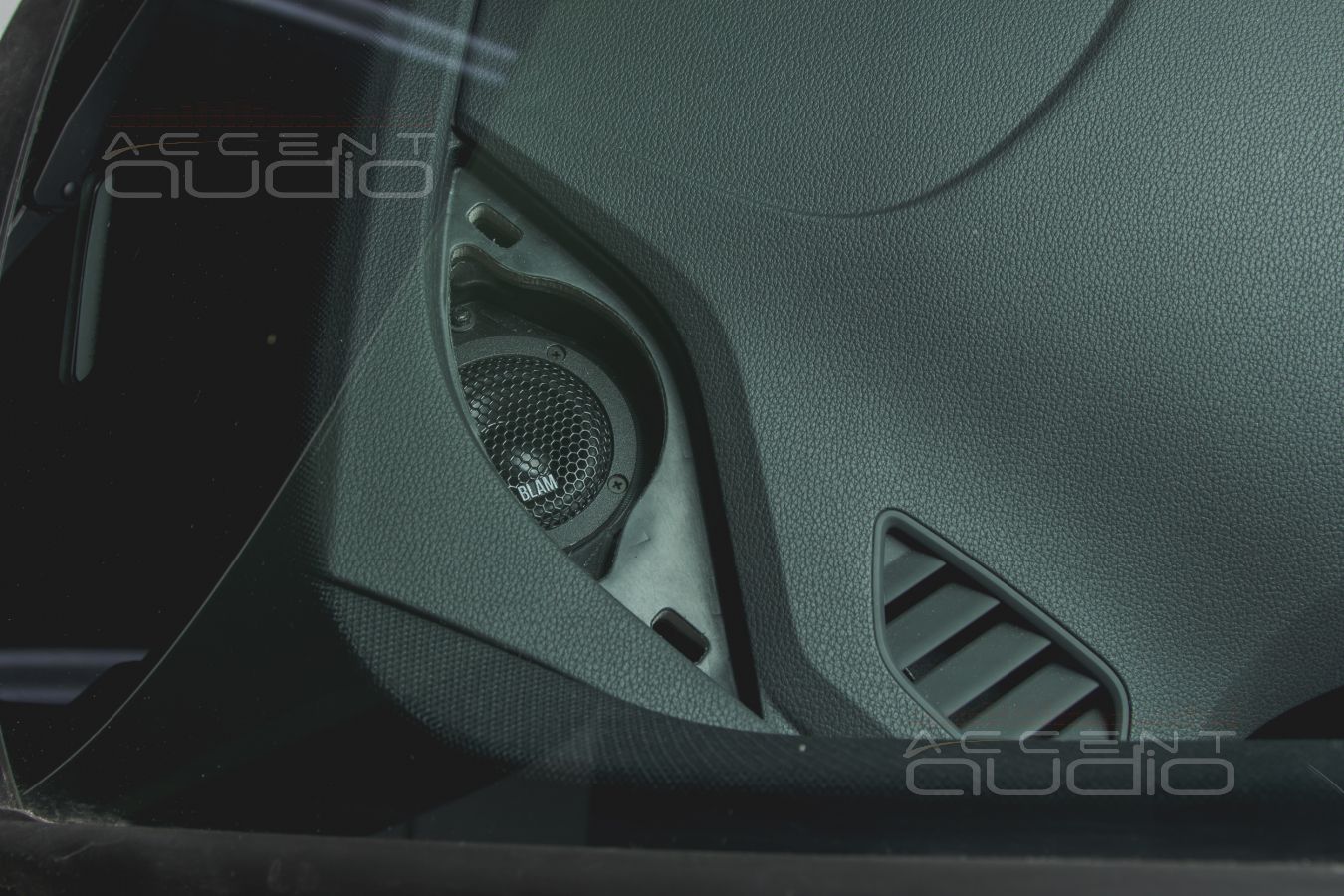 Установка новых широкополосных излучателей для лучшего звука в Audi A5 2021