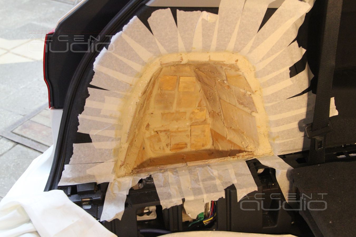 Сабвуфер Focal, встроенный в крыло Acura MDX