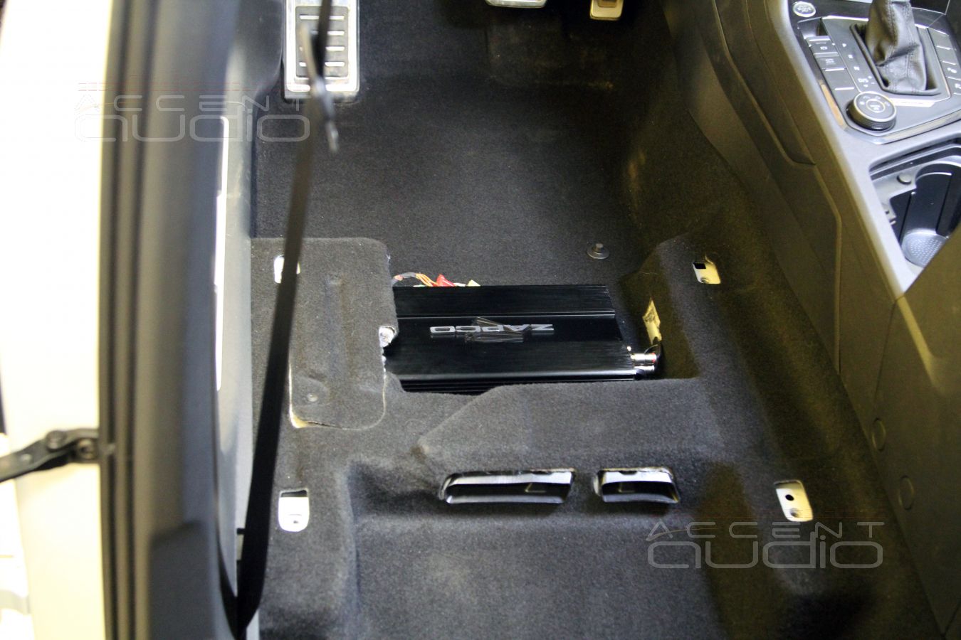 Установка сабвуферного усилителя в Volkswagen Tiguan2