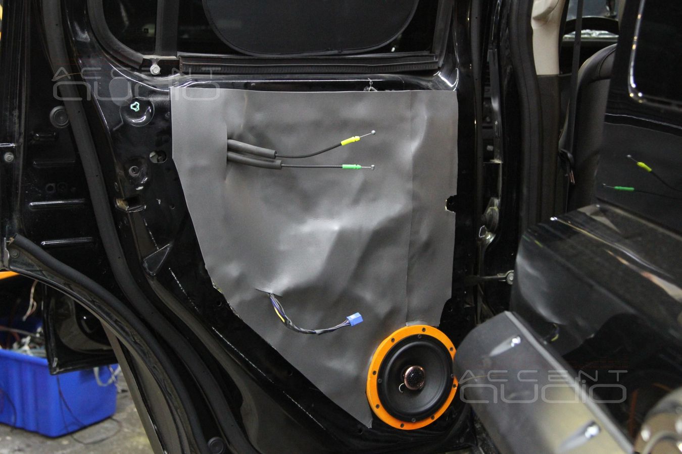 Установка акустики в Hummer H3