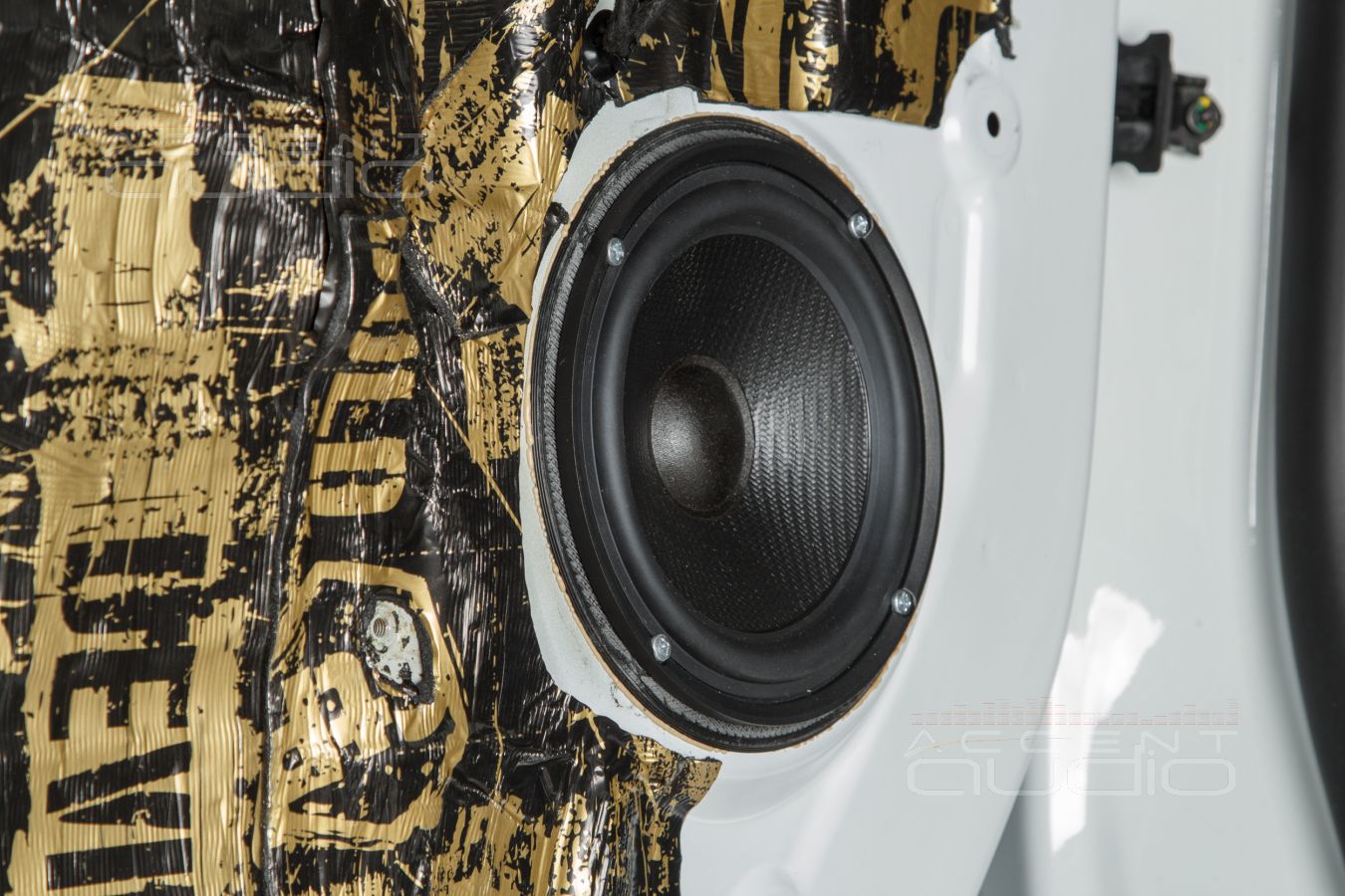 Аудиоподготовка, новые, быстрые и плотные мидбасы SOAudio в дверях Opel Zafira Life